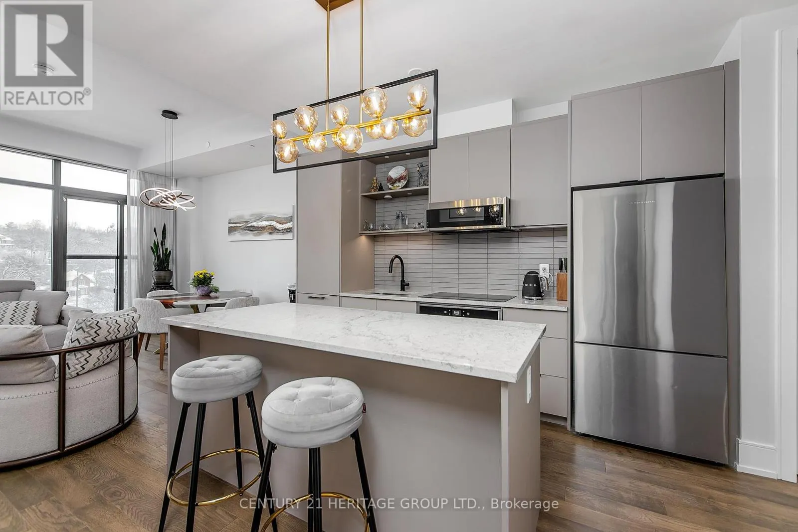 922 - 185 DUNLOP STREET E