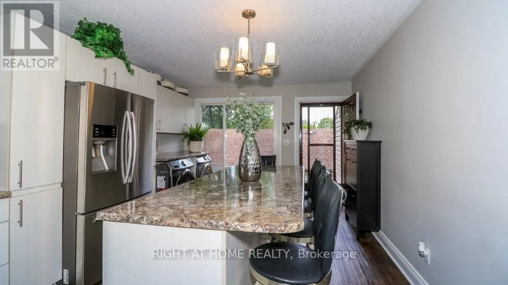 201 - 43 OLIVE CRESCENT