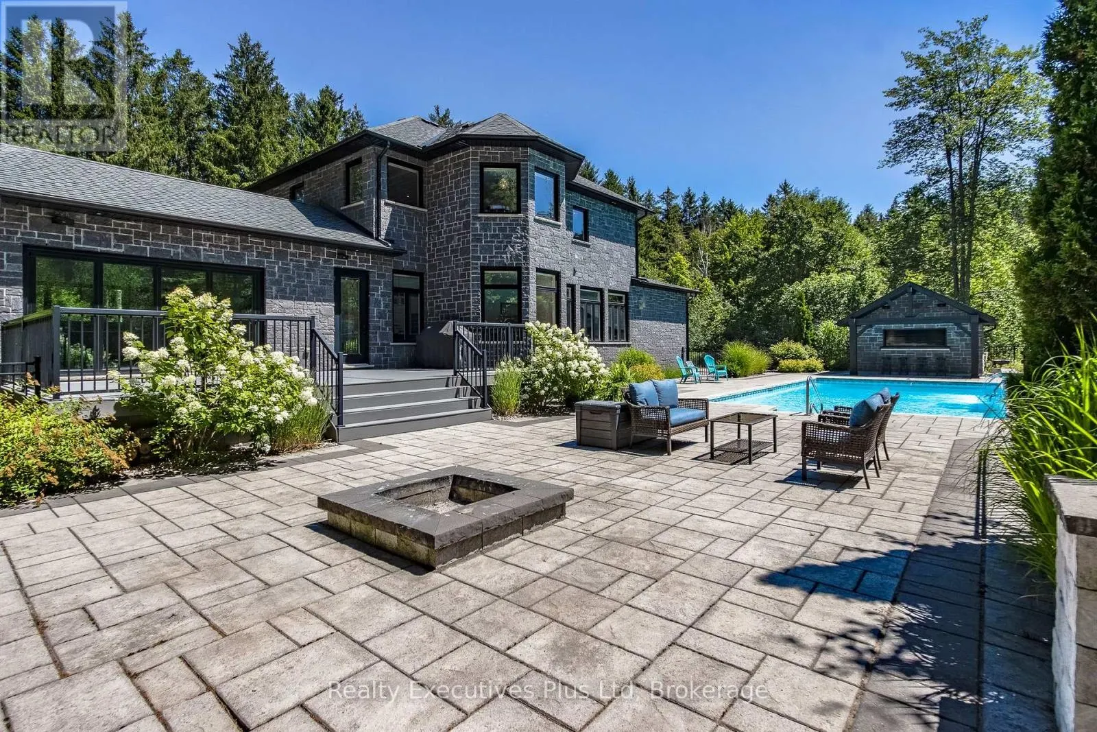 27 KINGFISHER CRESCENT