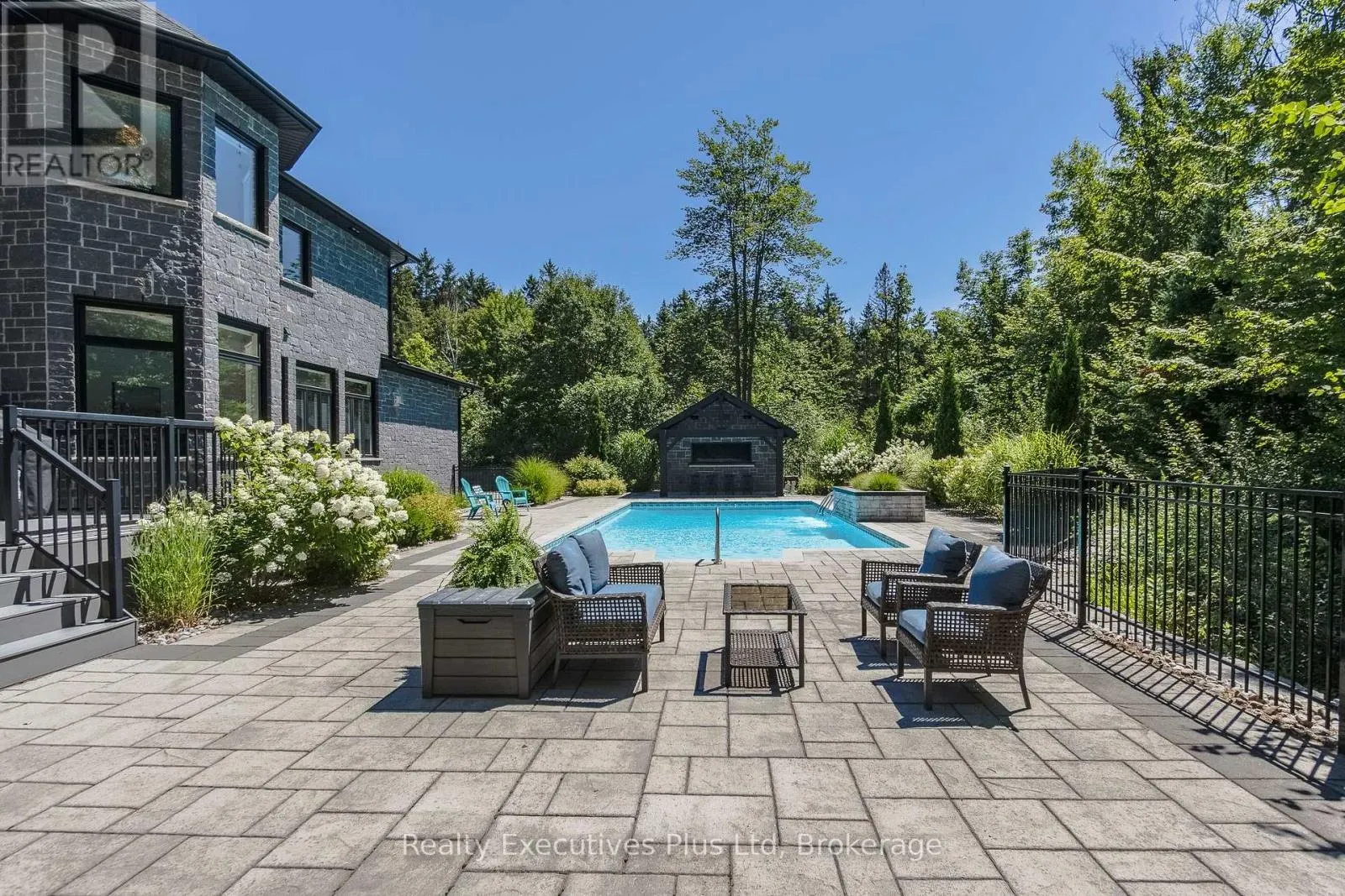 27 KINGFISHER CRESCENT