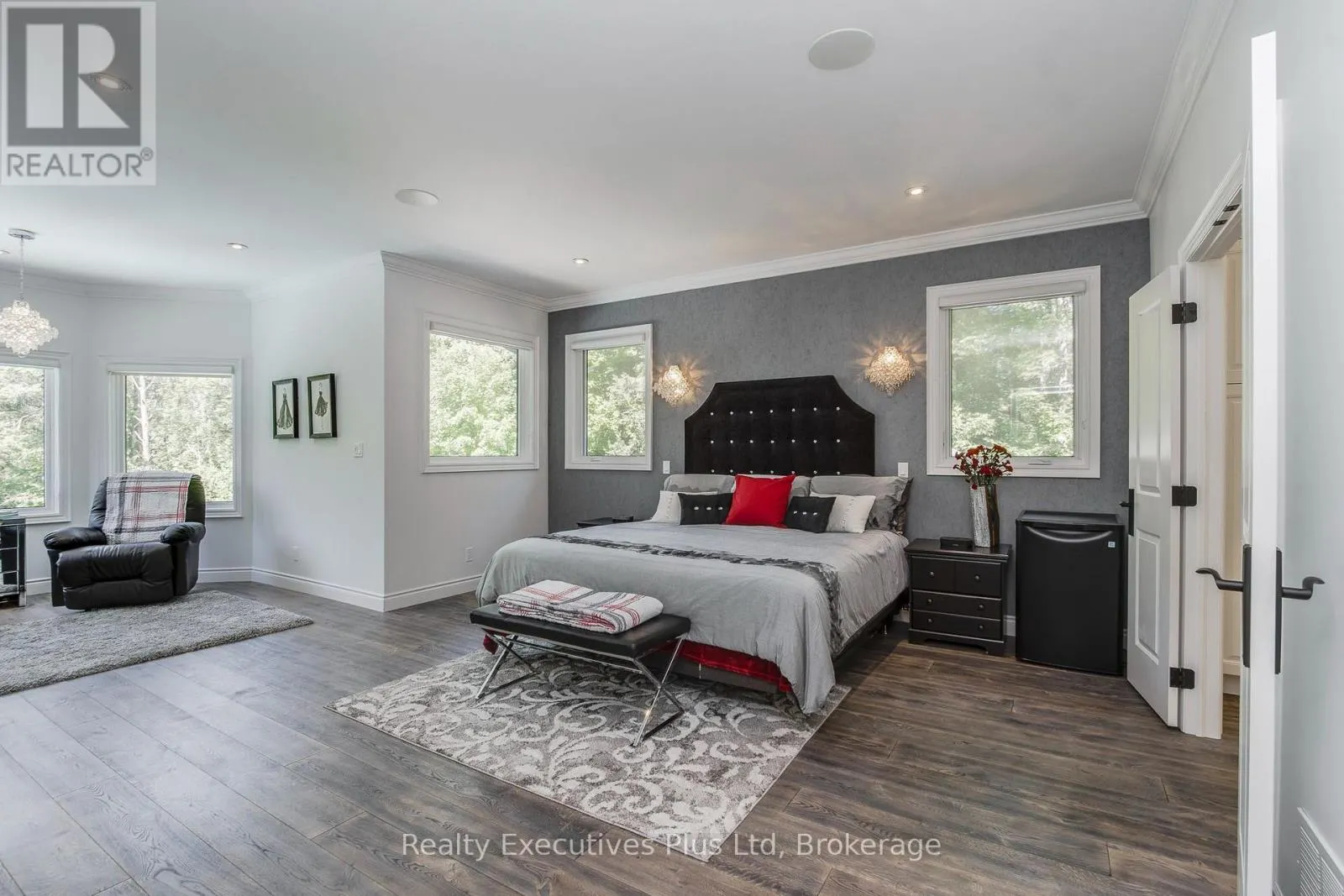 27 KINGFISHER CRESCENT