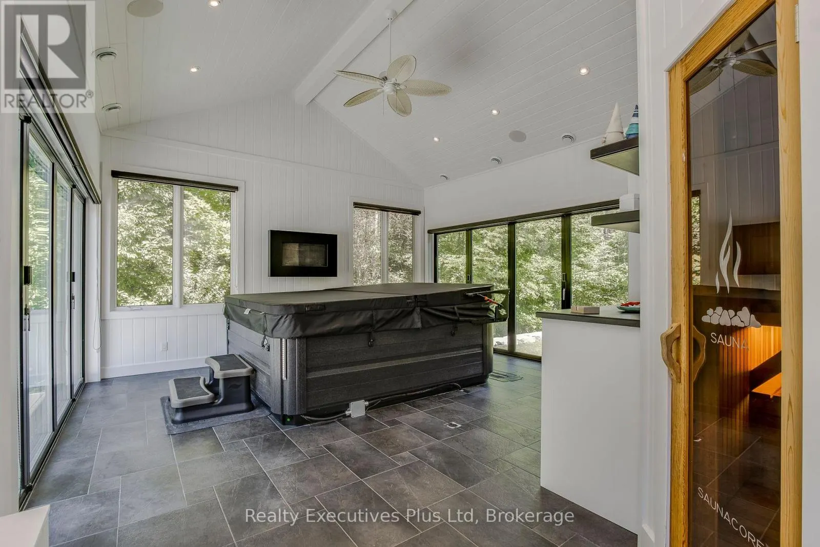 27 KINGFISHER CRESCENT