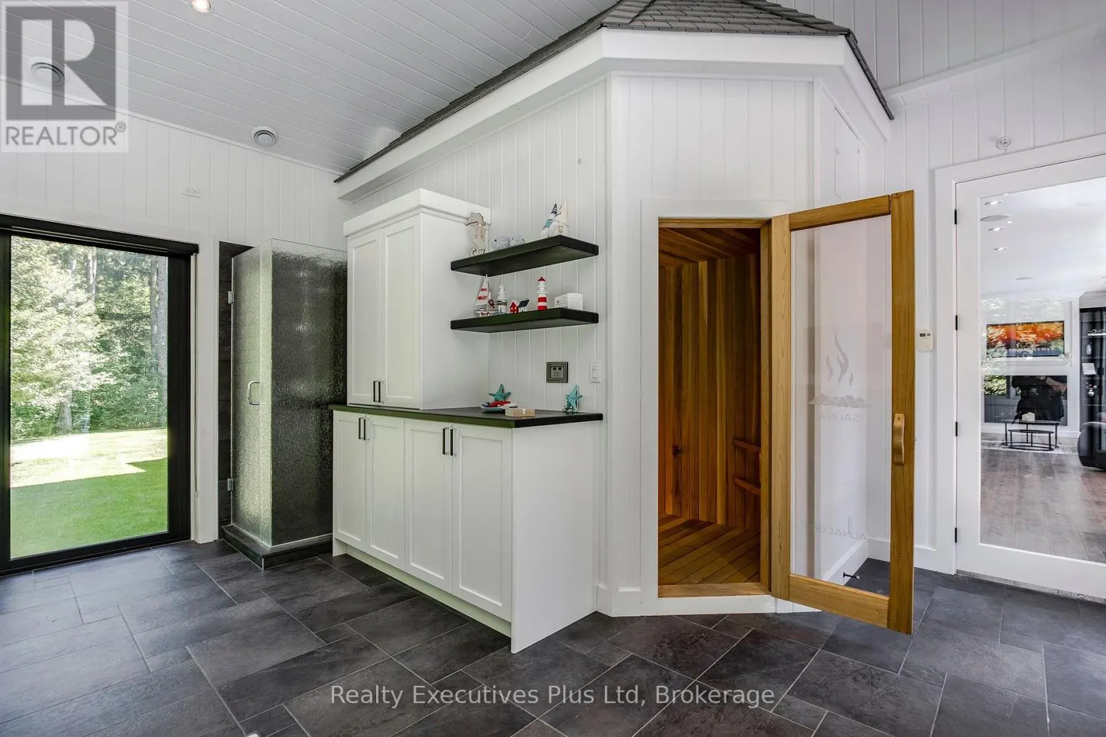 27 KINGFISHER CRESCENT
