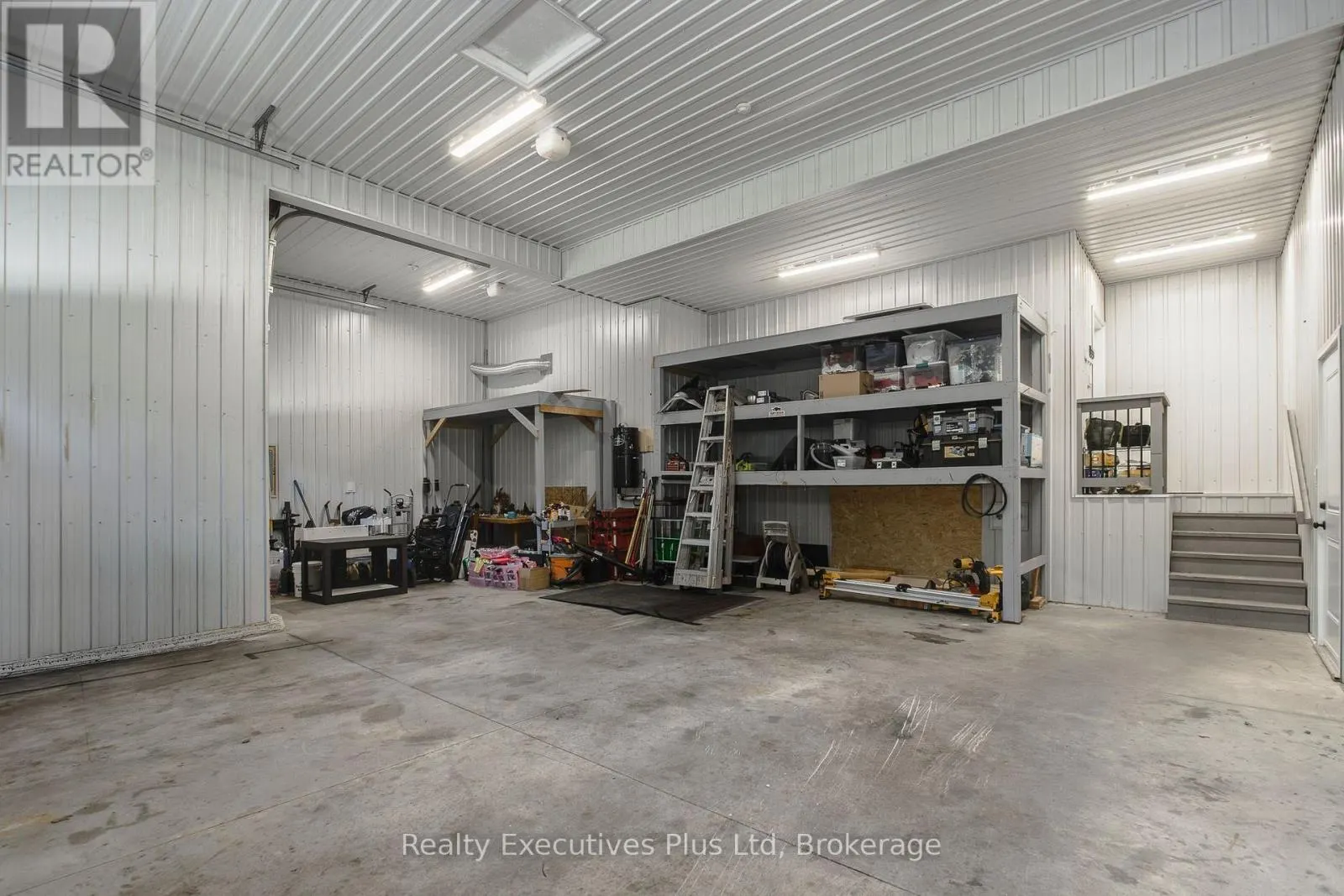 27 KINGFISHER CRESCENT