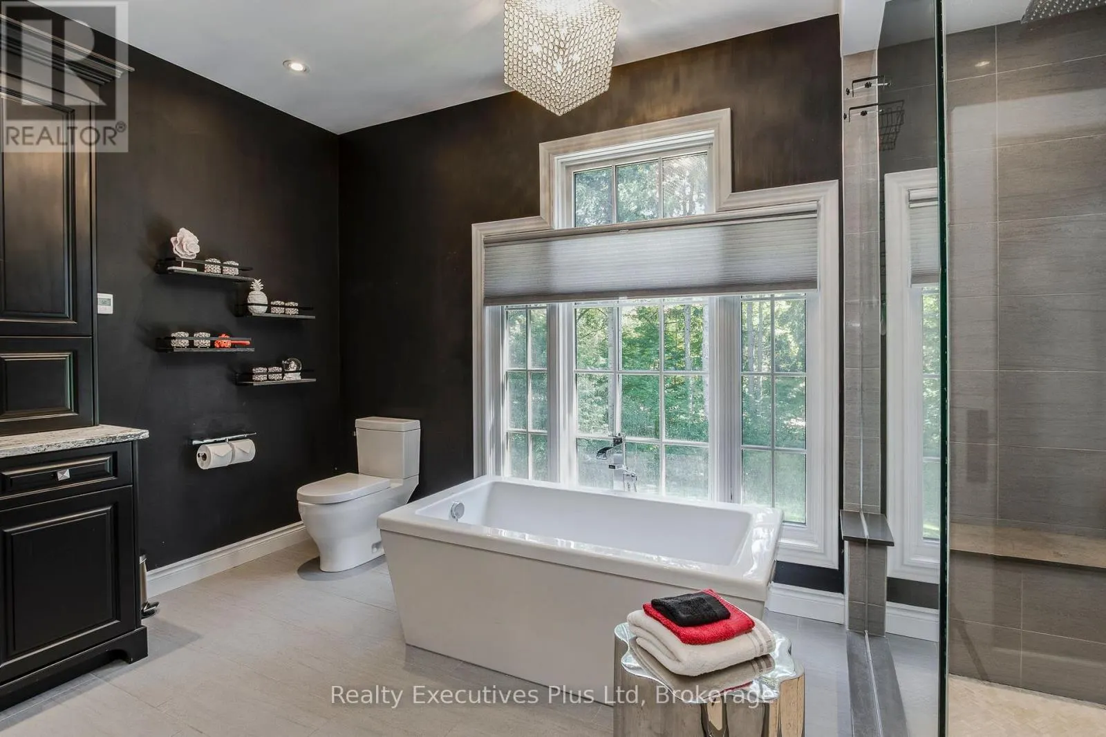 27 KINGFISHER CRESCENT