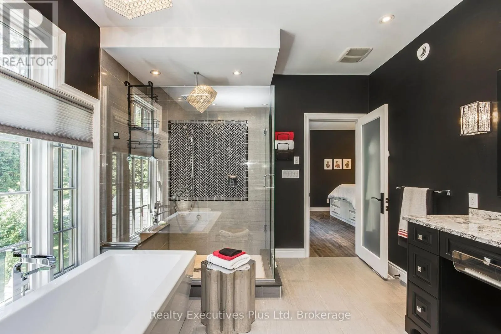 27 KINGFISHER CRESCENT