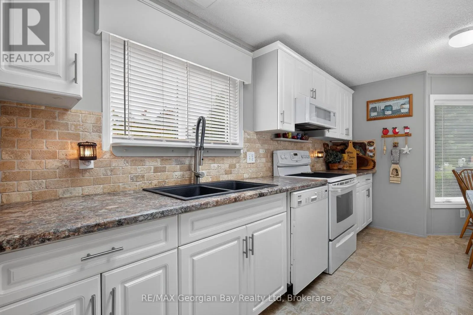 27 SCOTTSDALE - 5411 ELLIOTT SIDE ROAD