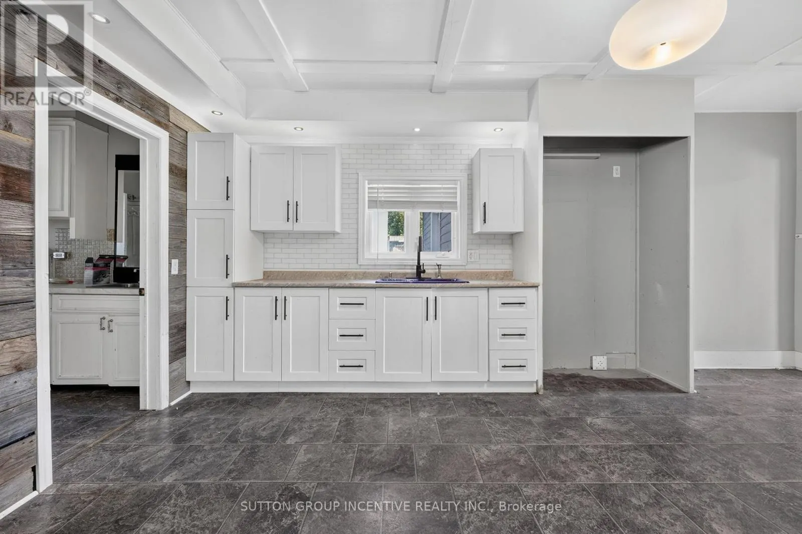 160 LAFONTAINE ROAD W