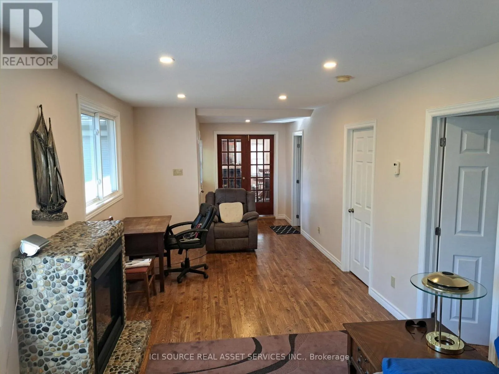 4 PINEWOOD DRIVE