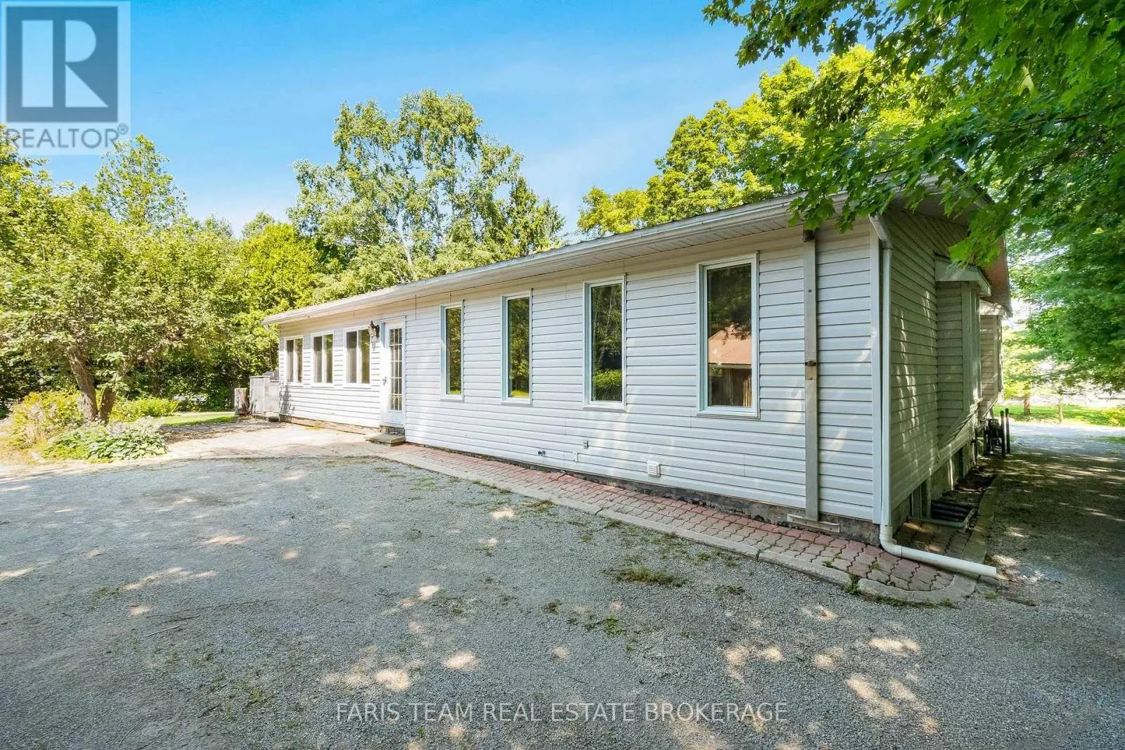 2554 CHAMPLAIN ROAD