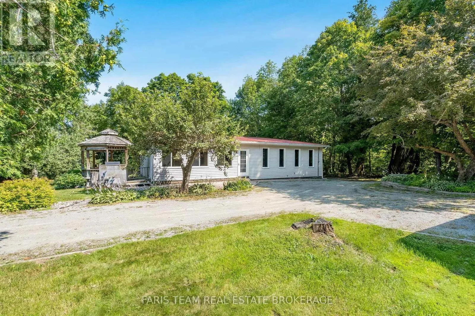 2554 CHAMPLAIN ROAD