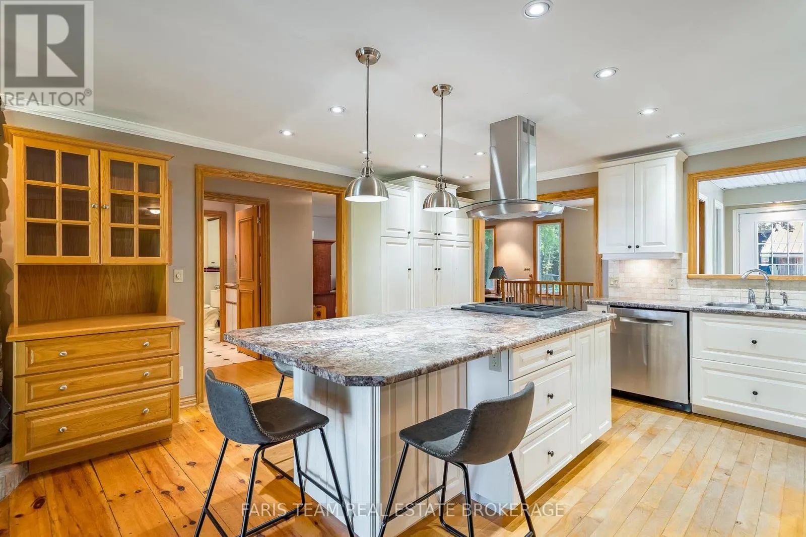 2554 CHAMPLAIN ROAD