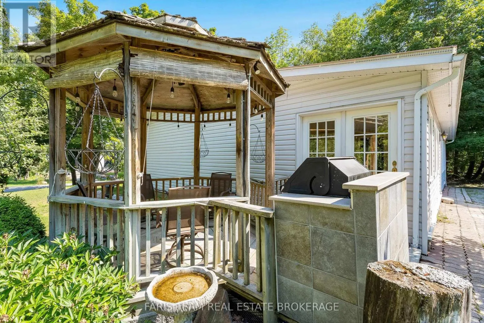 2554 CHAMPLAIN ROAD