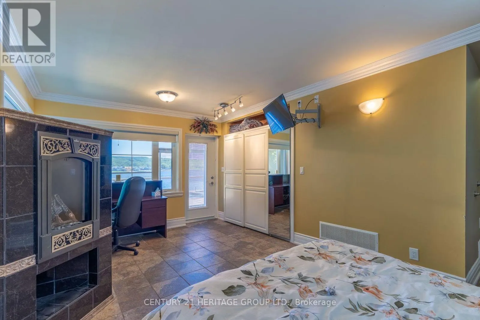 405 CHAMPLAIN ROAD
