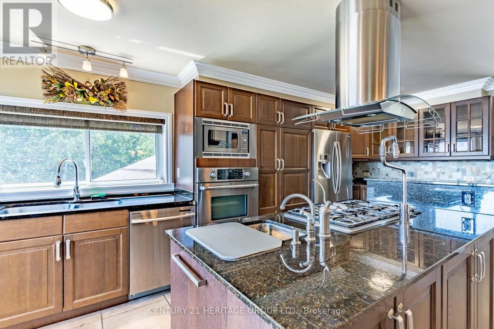 405 CHAMPLAIN ROAD
