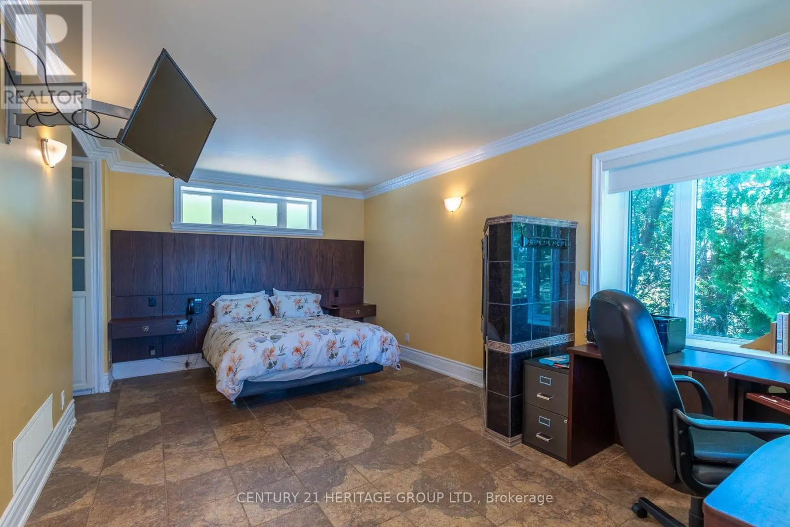 405 CHAMPLAIN ROAD