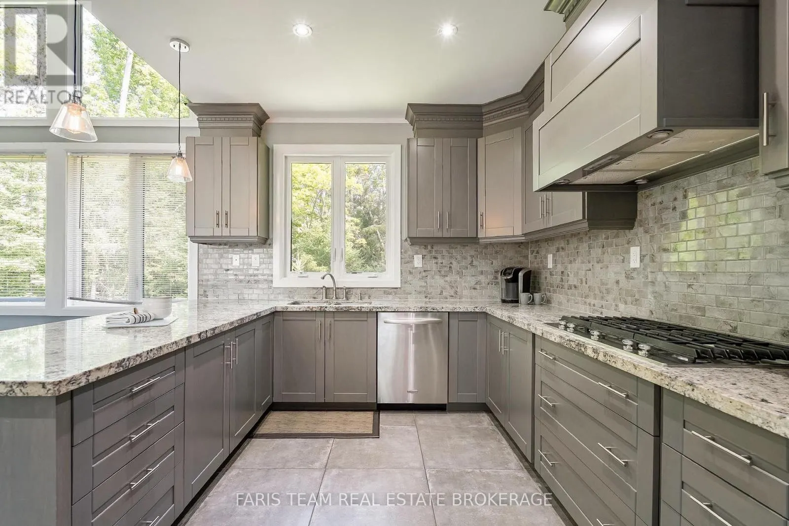 7 DUQUETTE COURT
