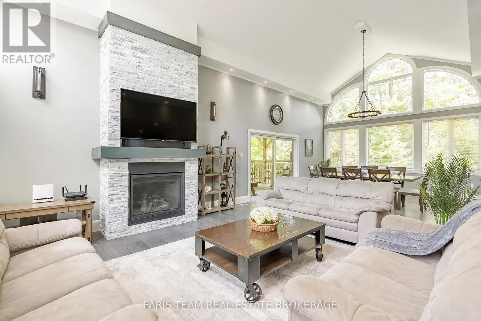 7 DUQUETTE COURT