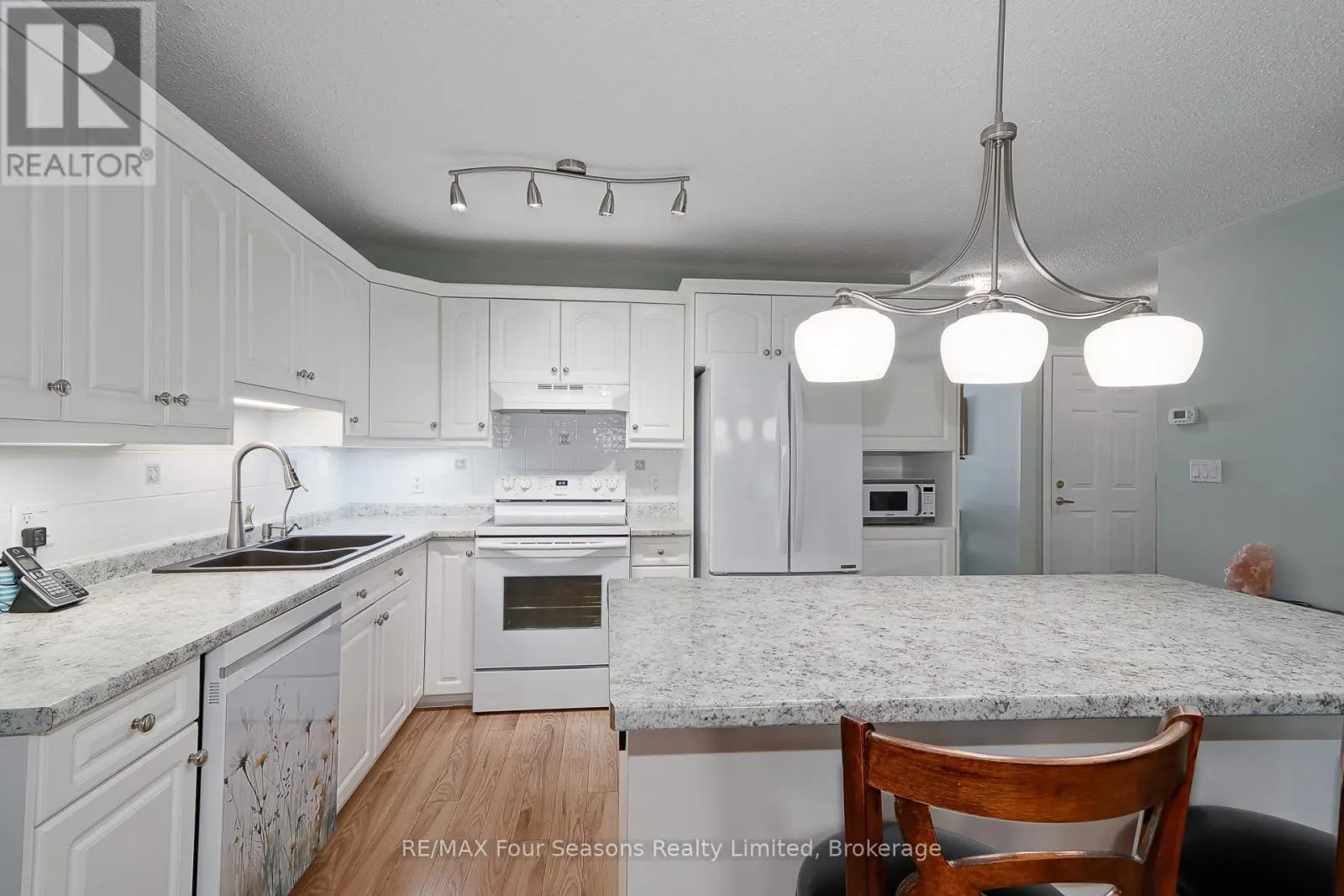 27 - 275 HURON STREET #27
