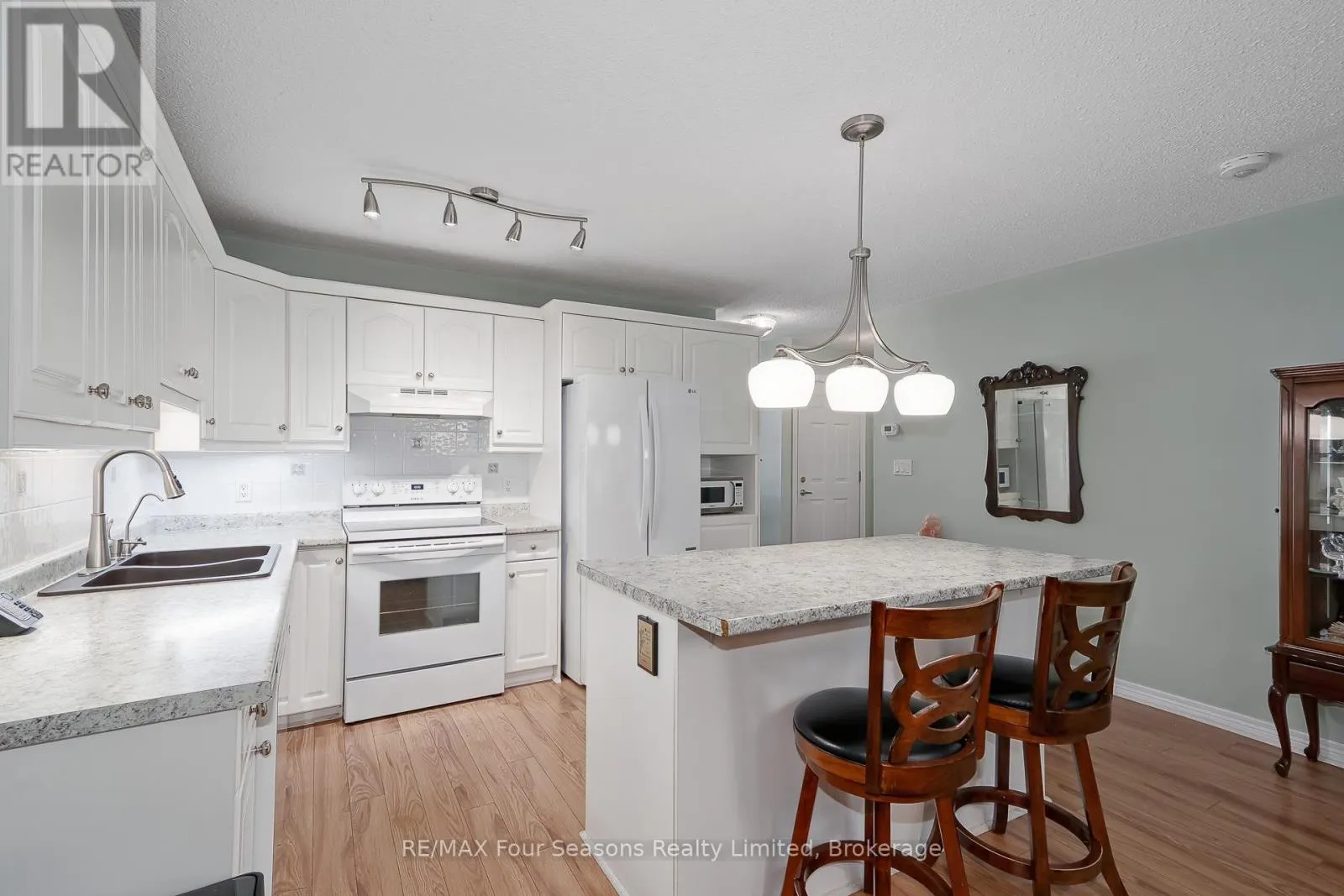 27 - 275 HURON STREET #27