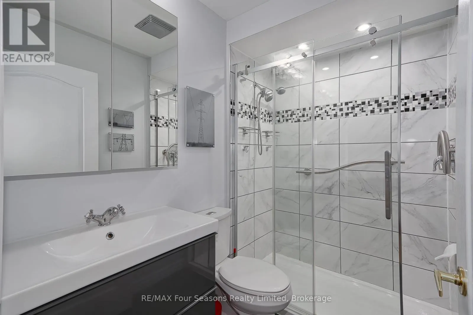 27 - 275 HURON STREET #27