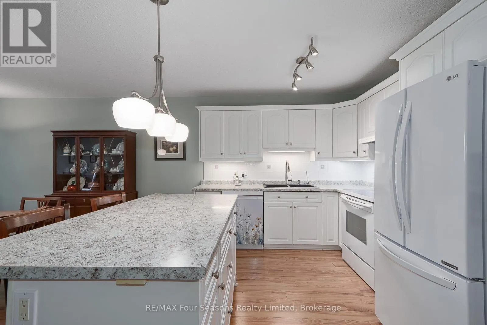 27 - 275 HURON STREET #27