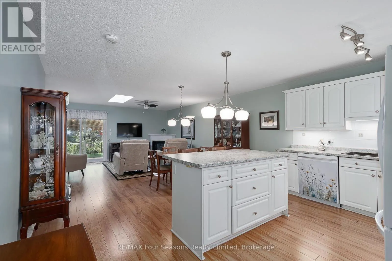 27 - 275 HURON STREET #27