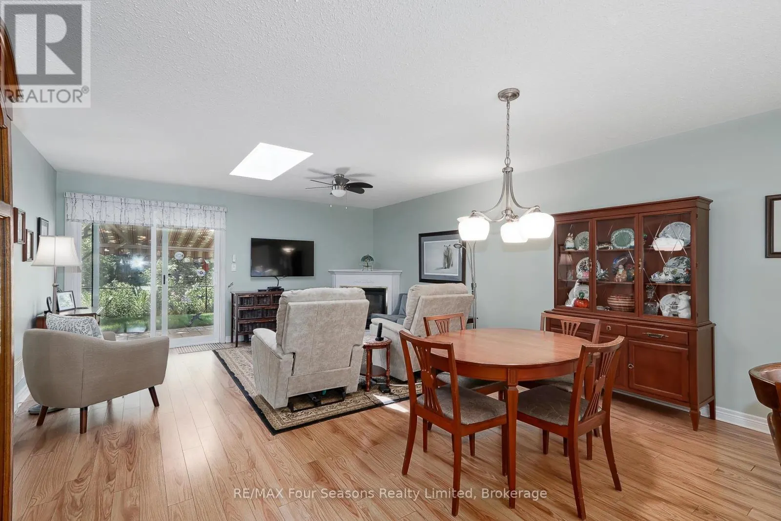 27 - 275 HURON STREET #27