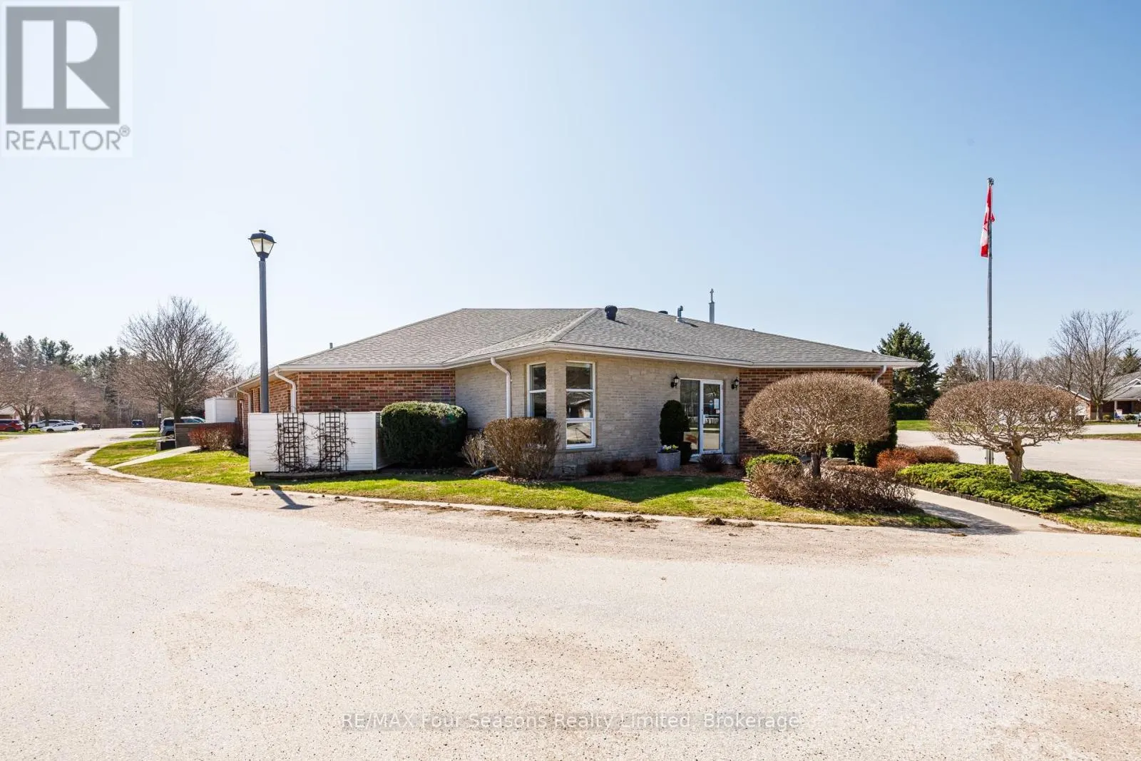 27 - 275 HURON STREET #27