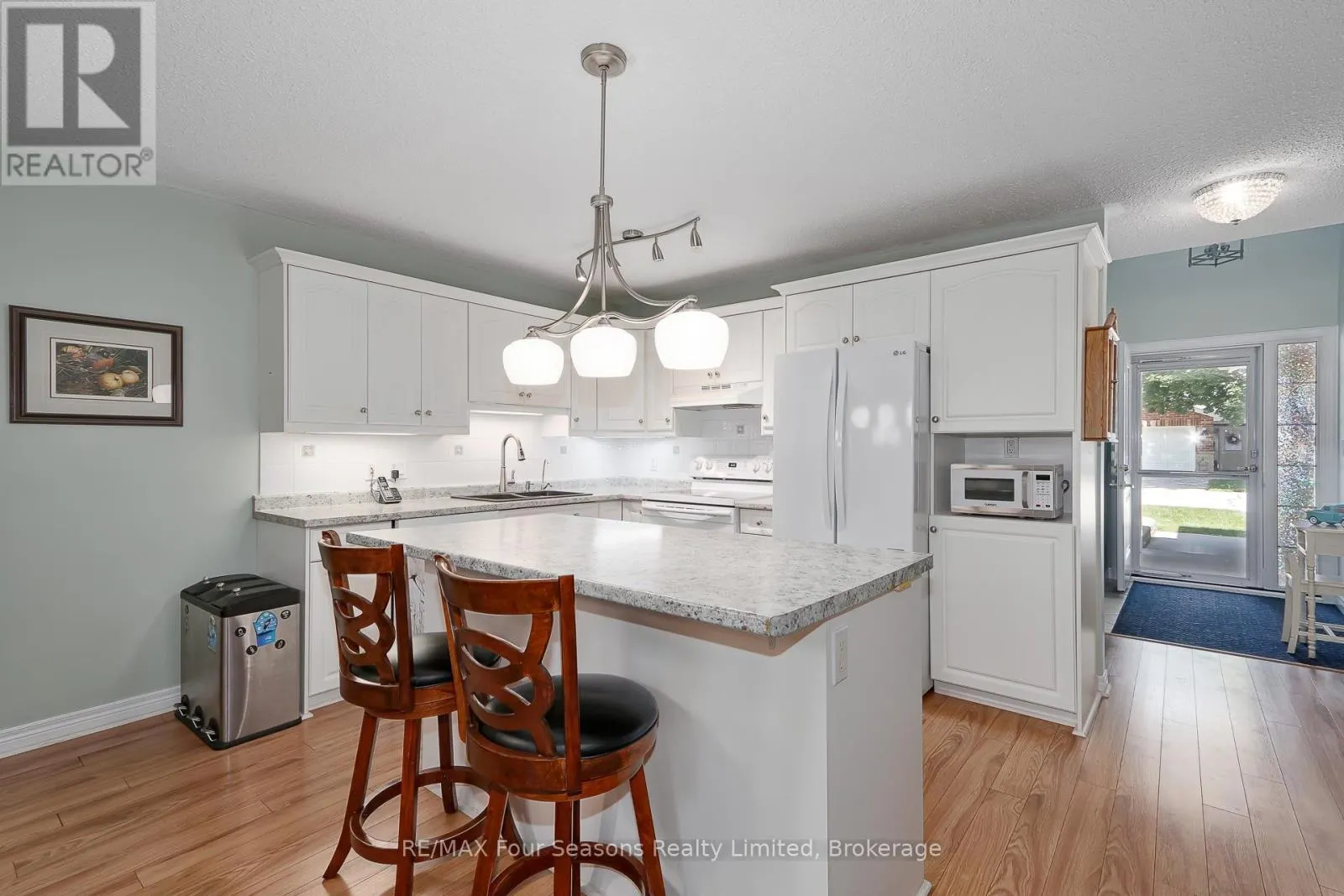27 - 275 HURON STREET #27
