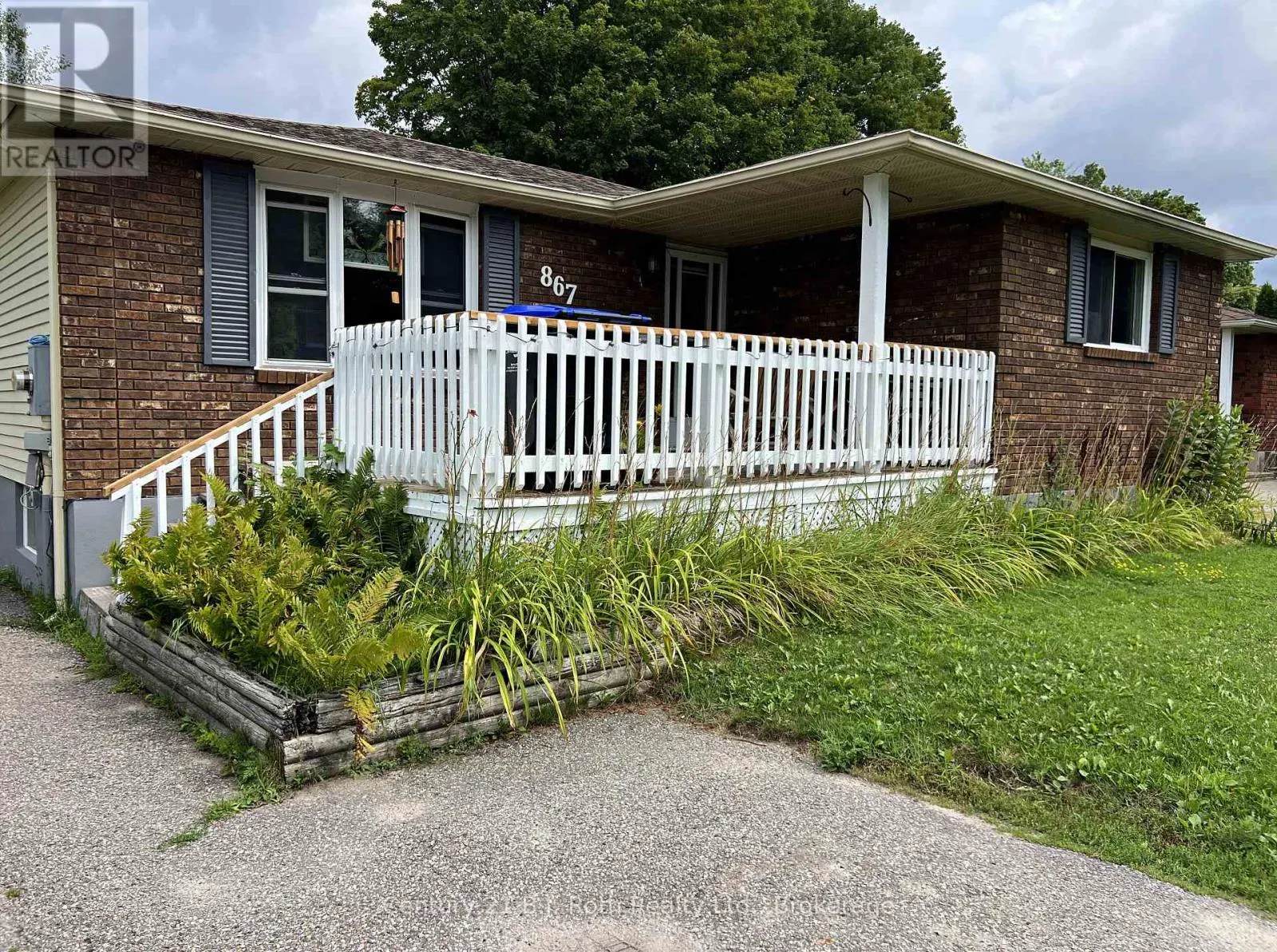 867 BIRCHWOOD DRIVE
