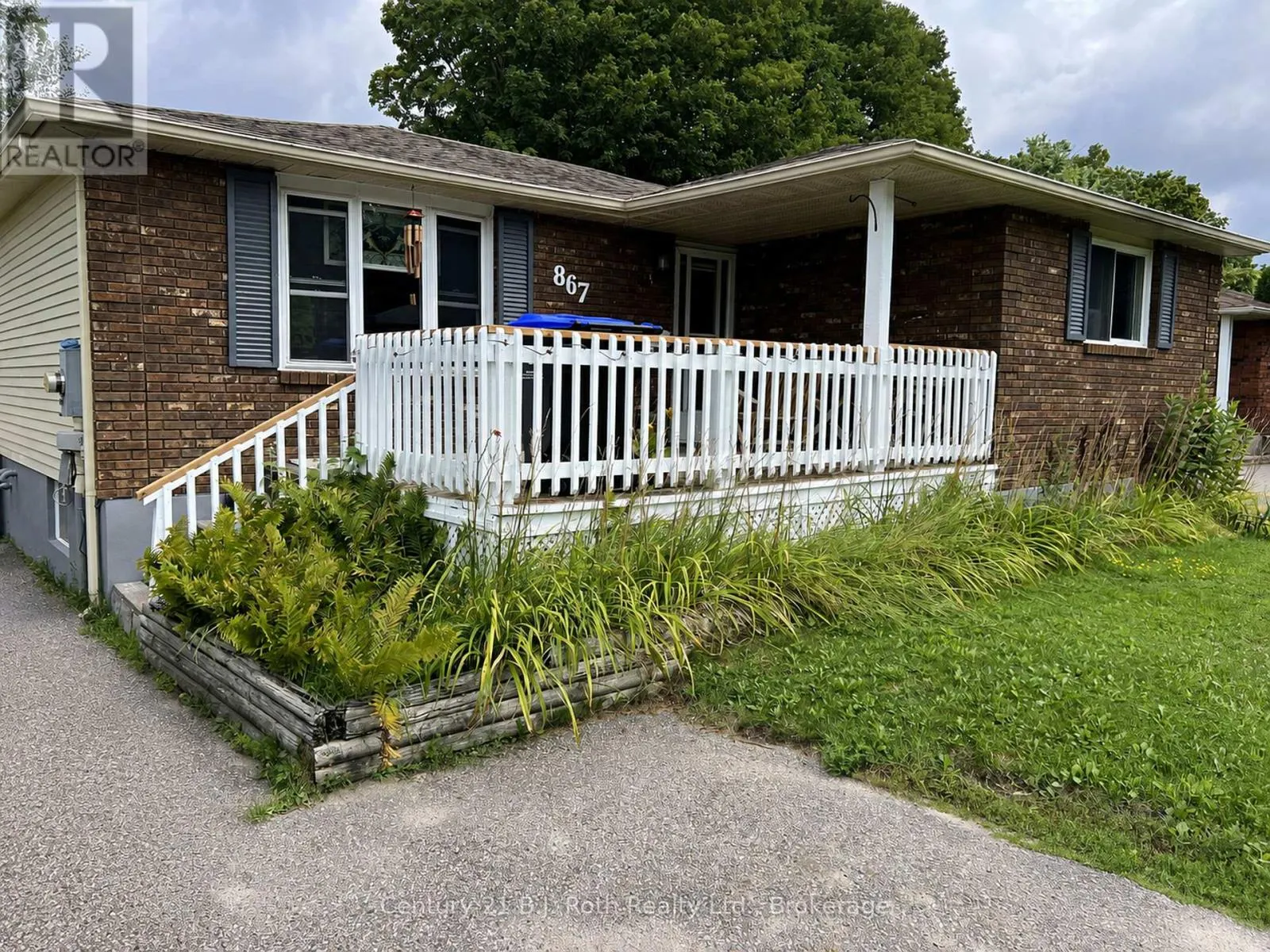 867 BIRCHWOOD DRIVE