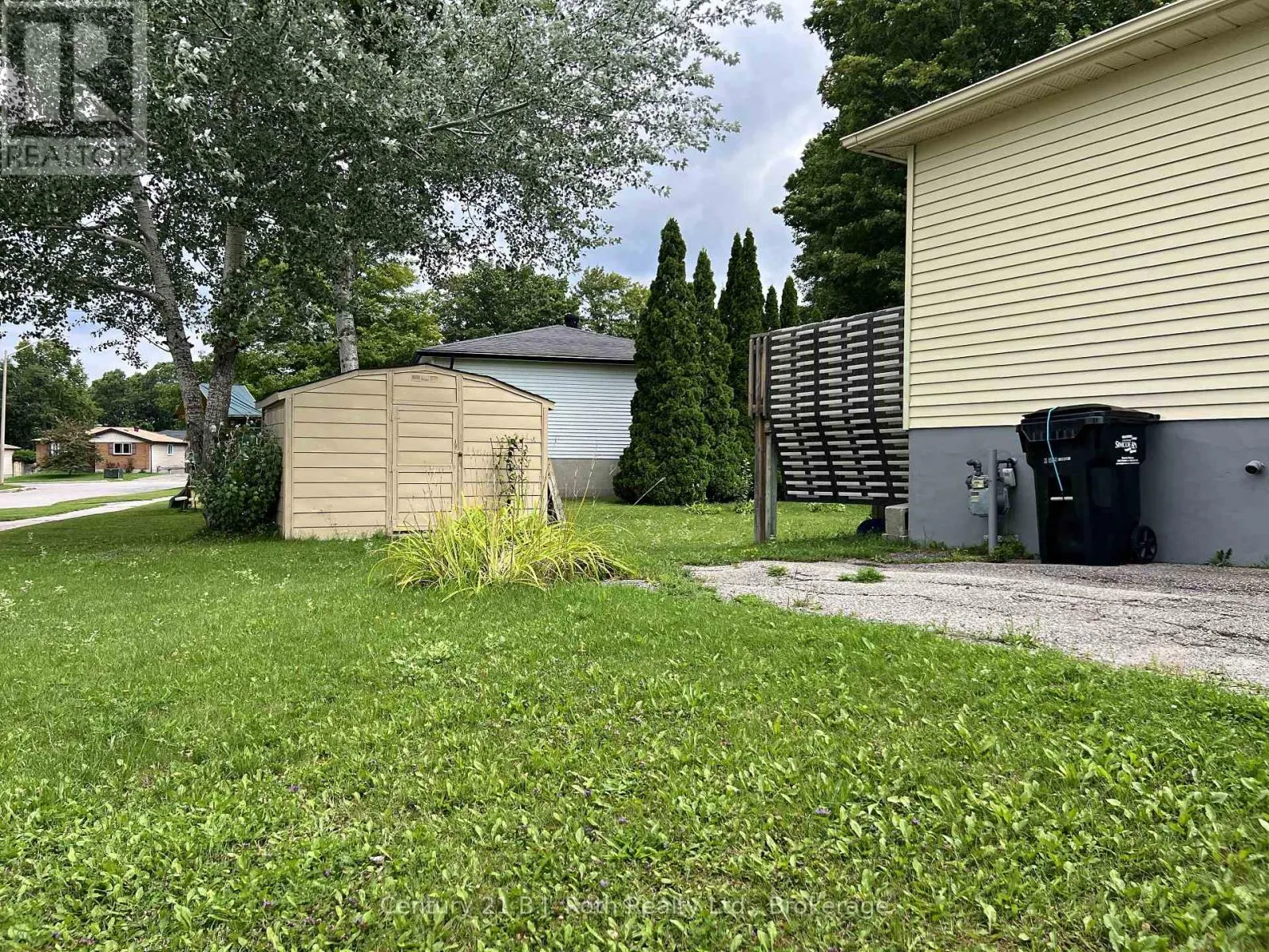 867 BIRCHWOOD DRIVE