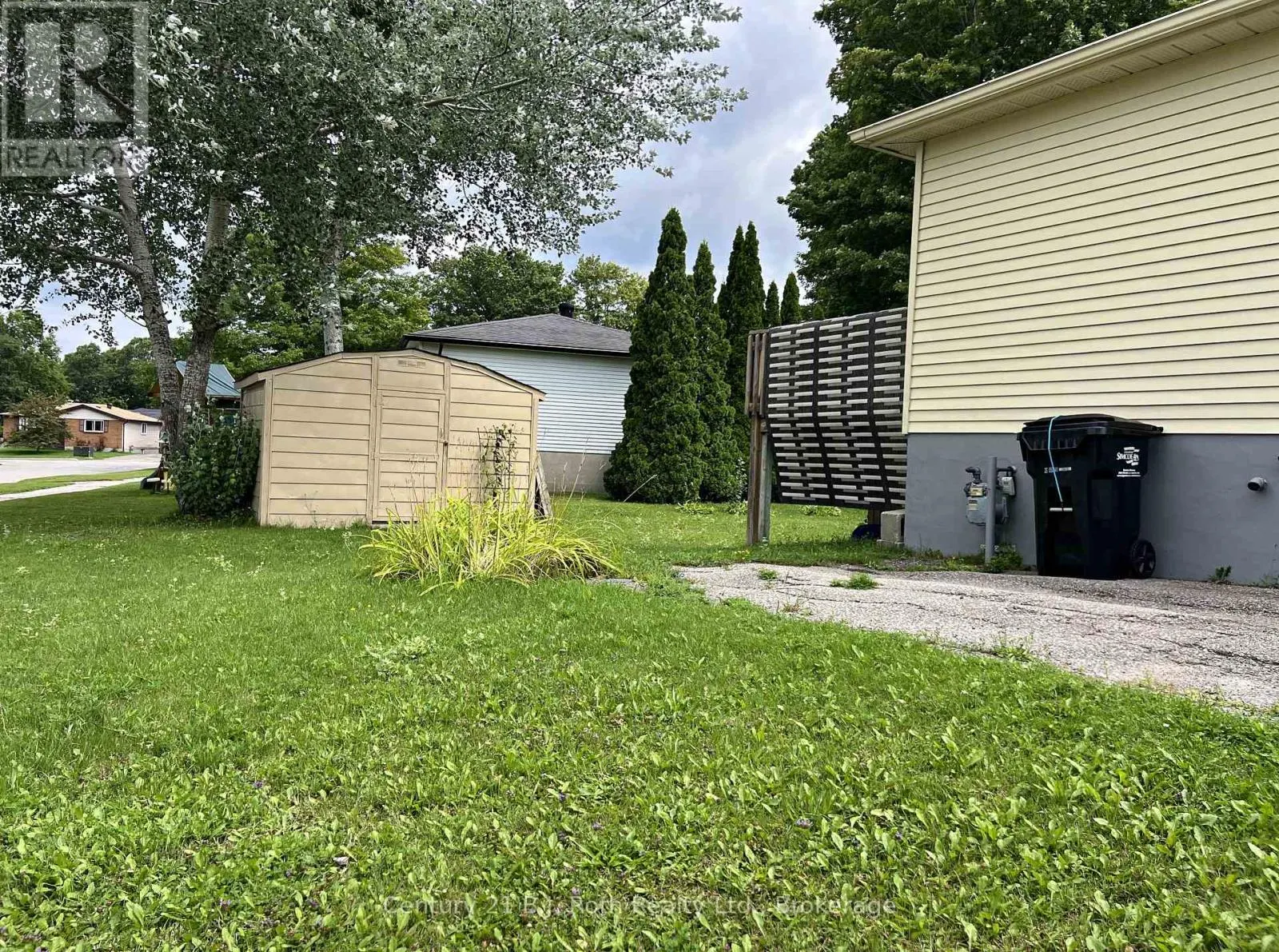 867 BIRCHWOOD DRIVE