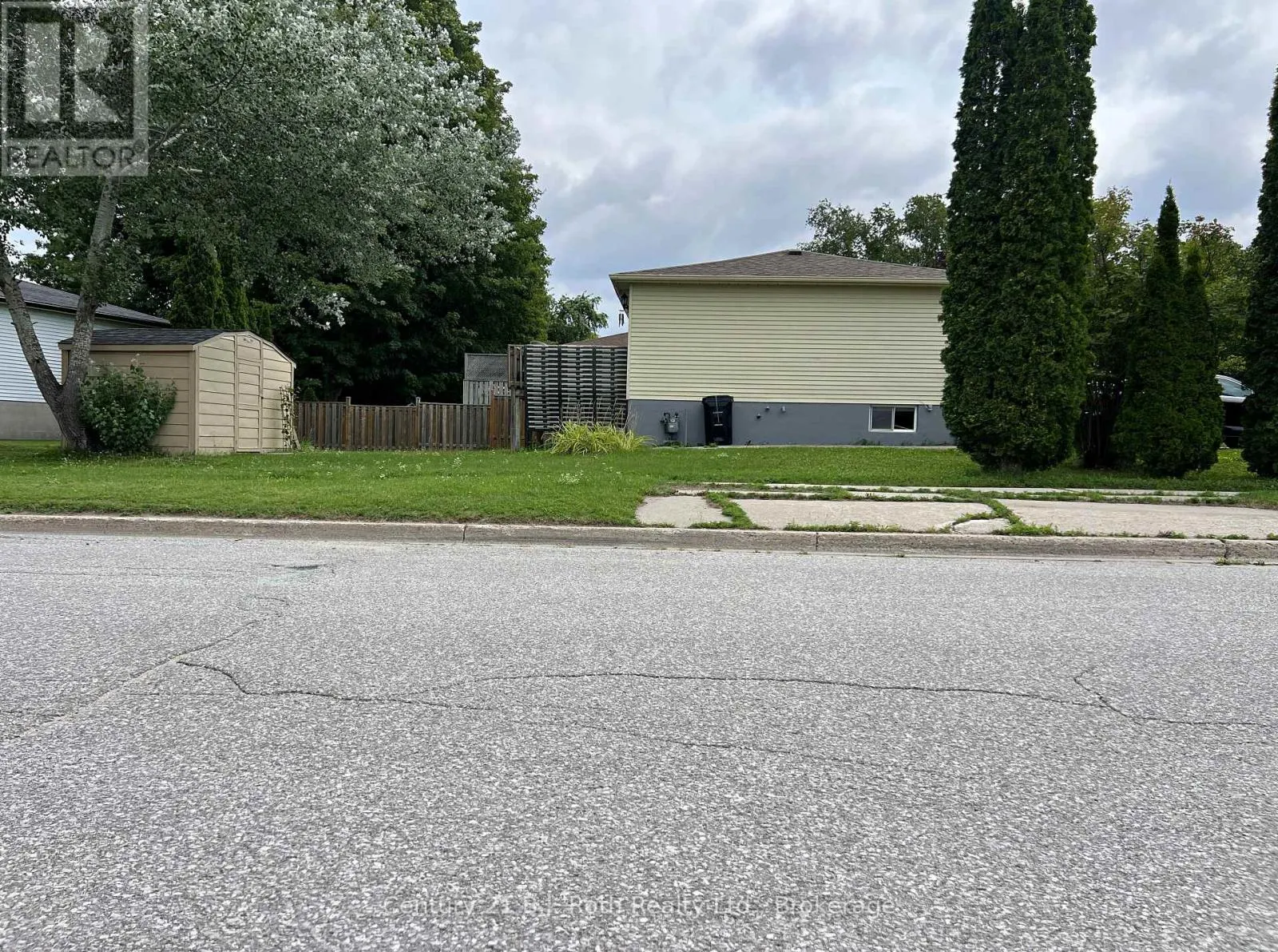 867 BIRCHWOOD DRIVE