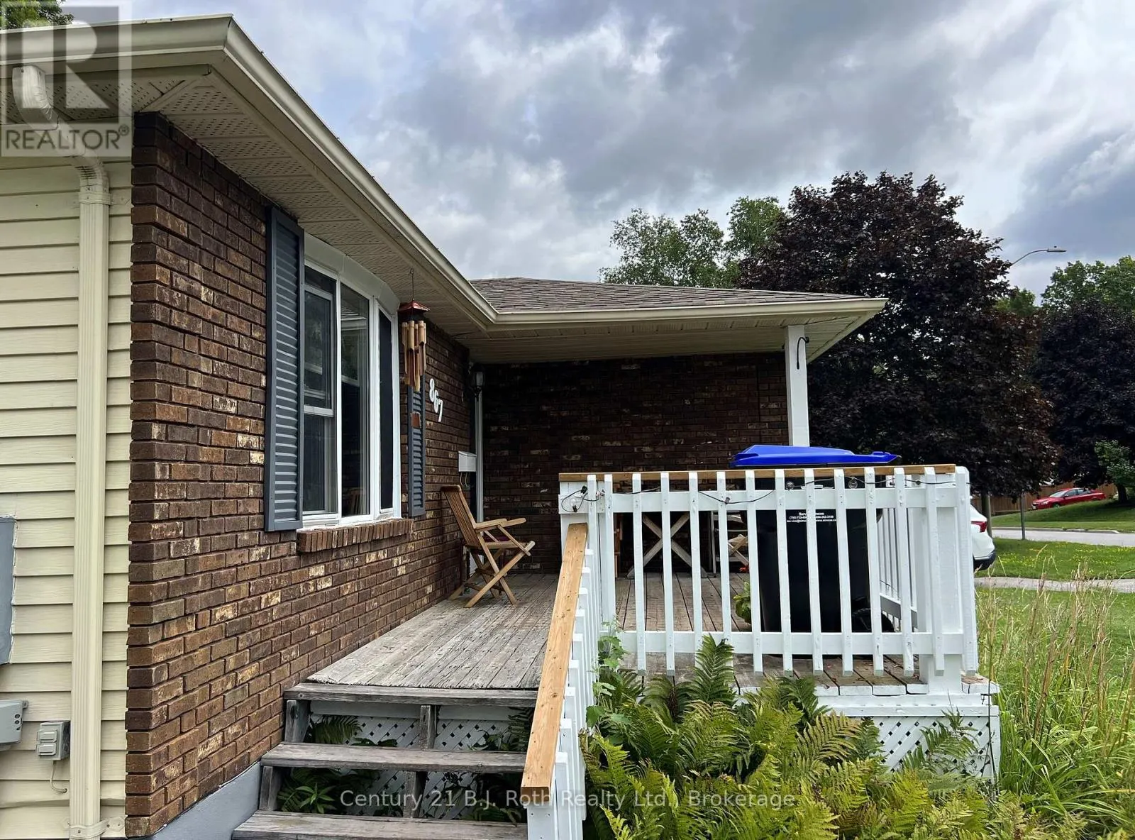 867 BIRCHWOOD DRIVE