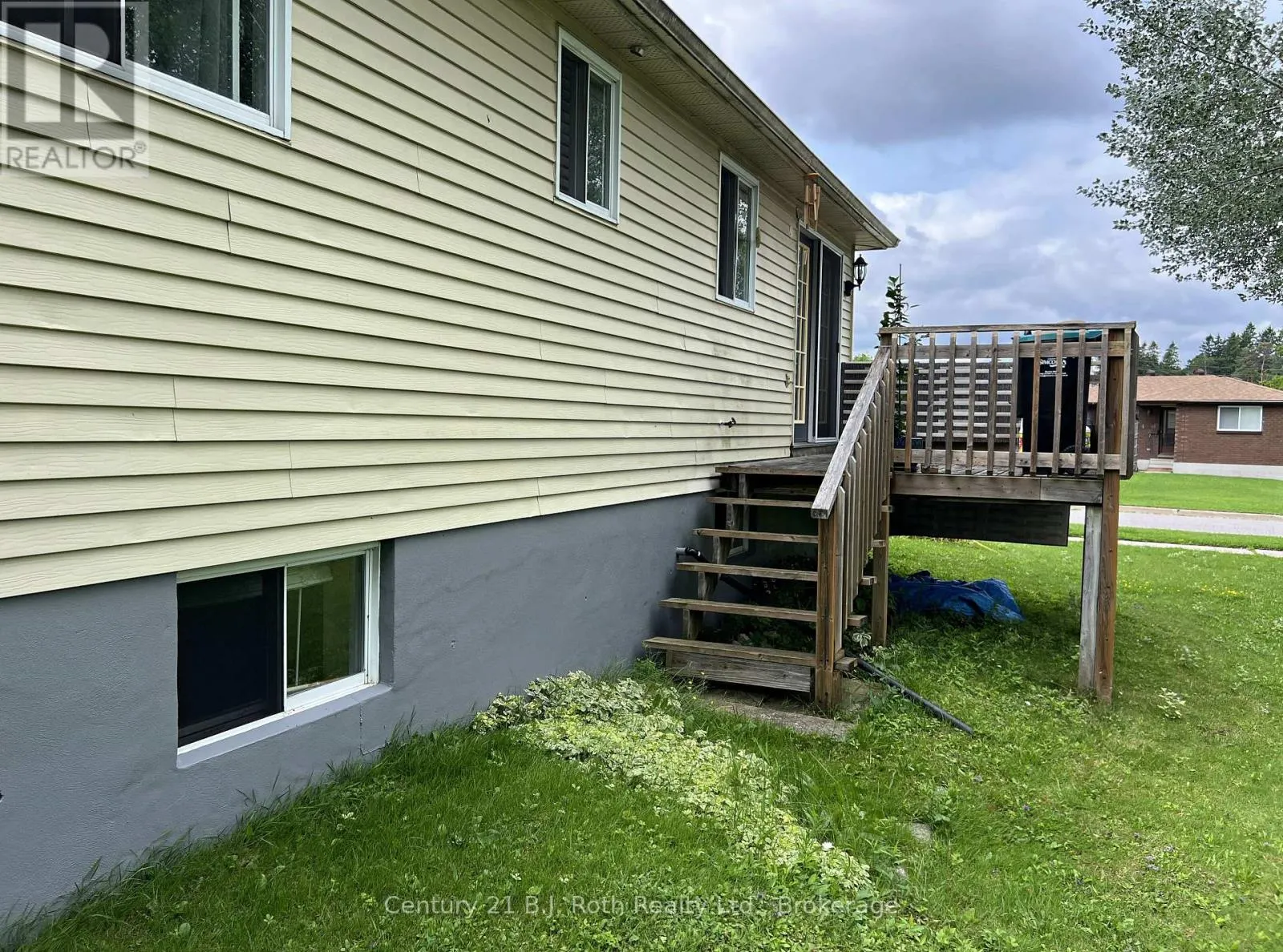 867 BIRCHWOOD DRIVE