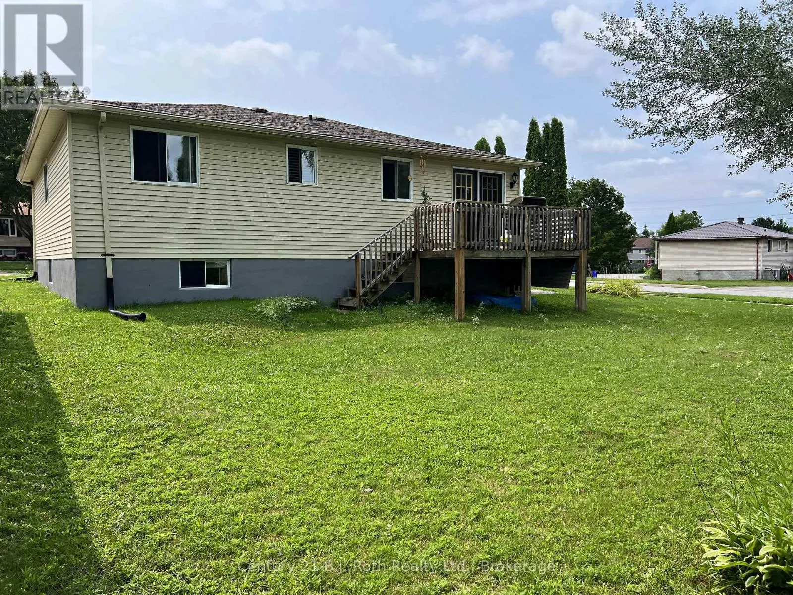 867 BIRCHWOOD DRIVE