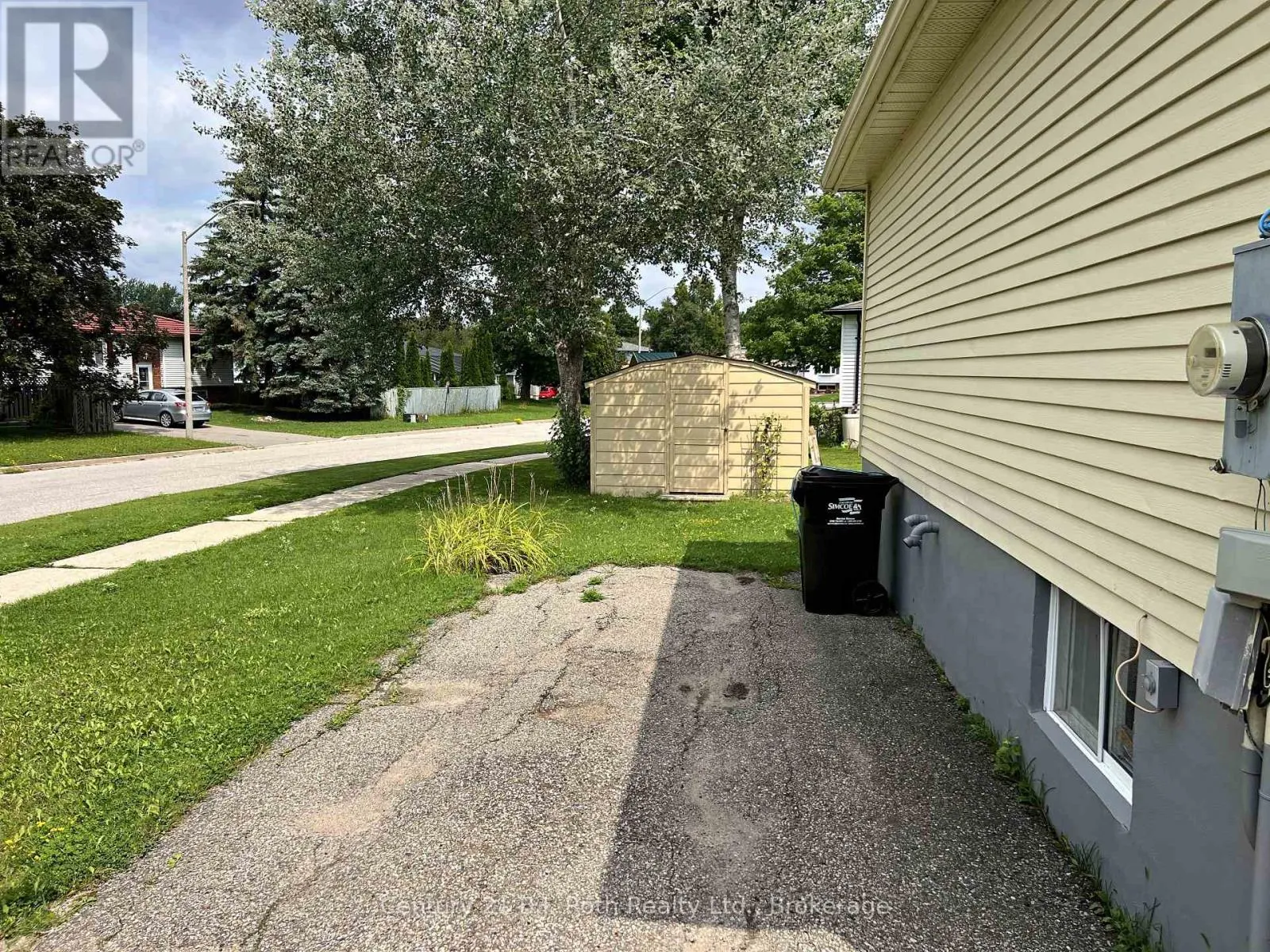 867 BIRCHWOOD DRIVE