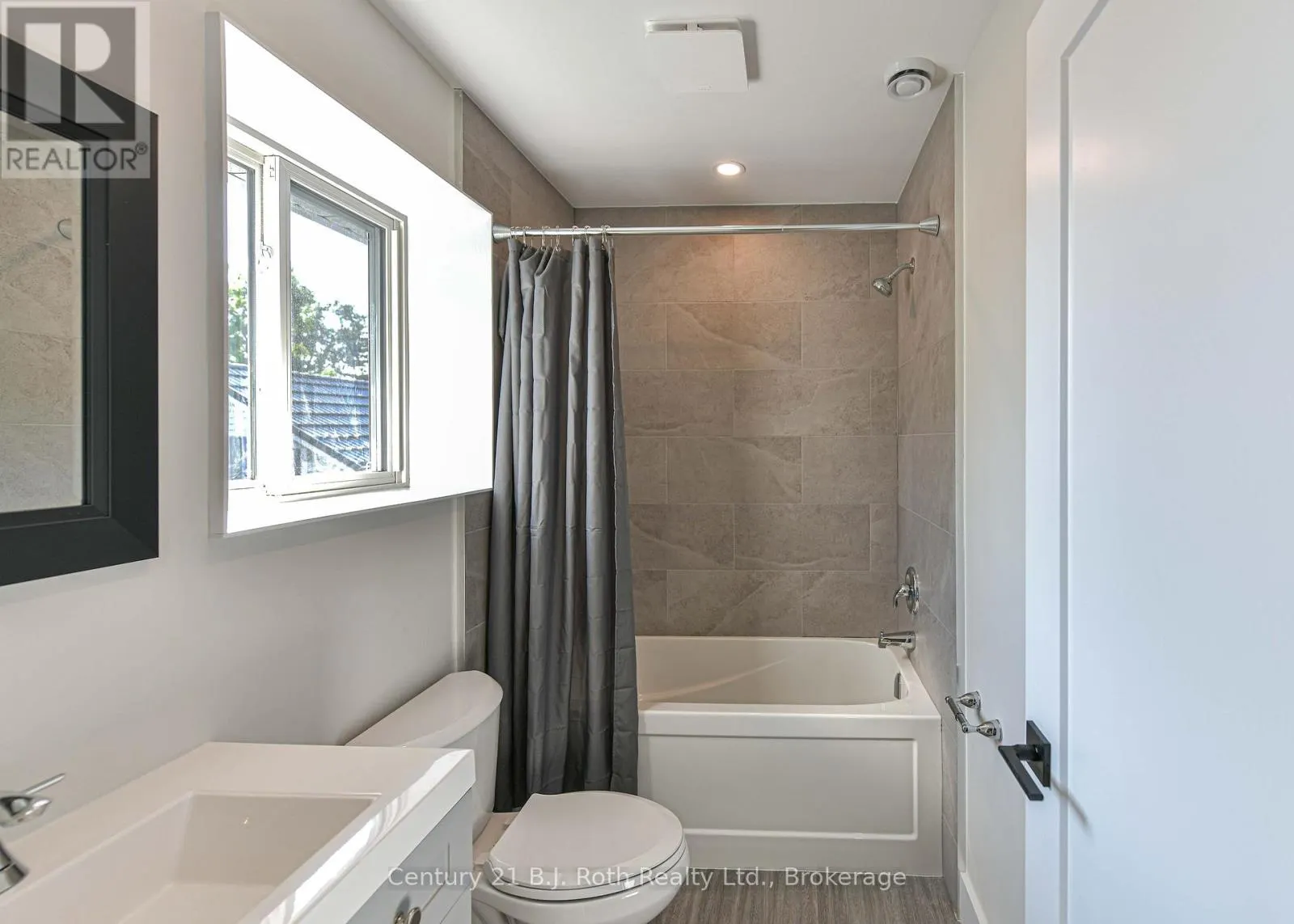 2 (UPPER) - 165 BARRIE ROAD #2 (Upper)