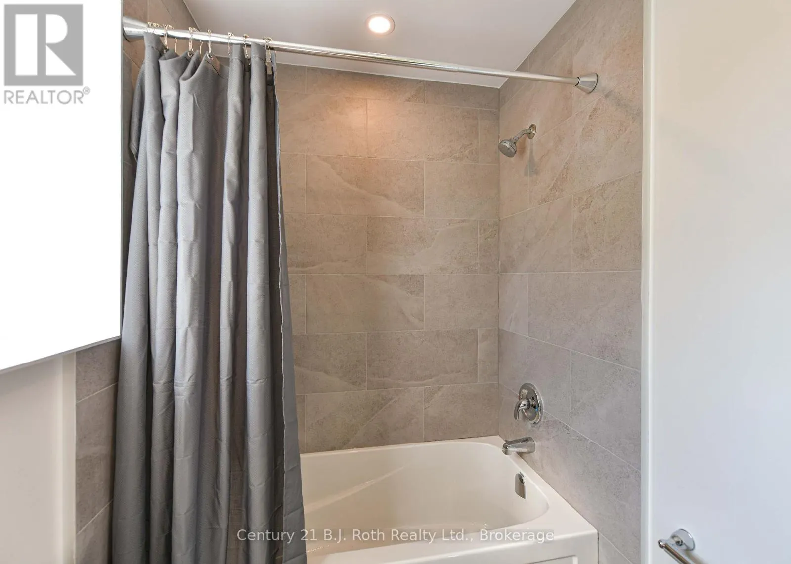 2 (UPPER) - 165 BARRIE ROAD #2 (Upper)