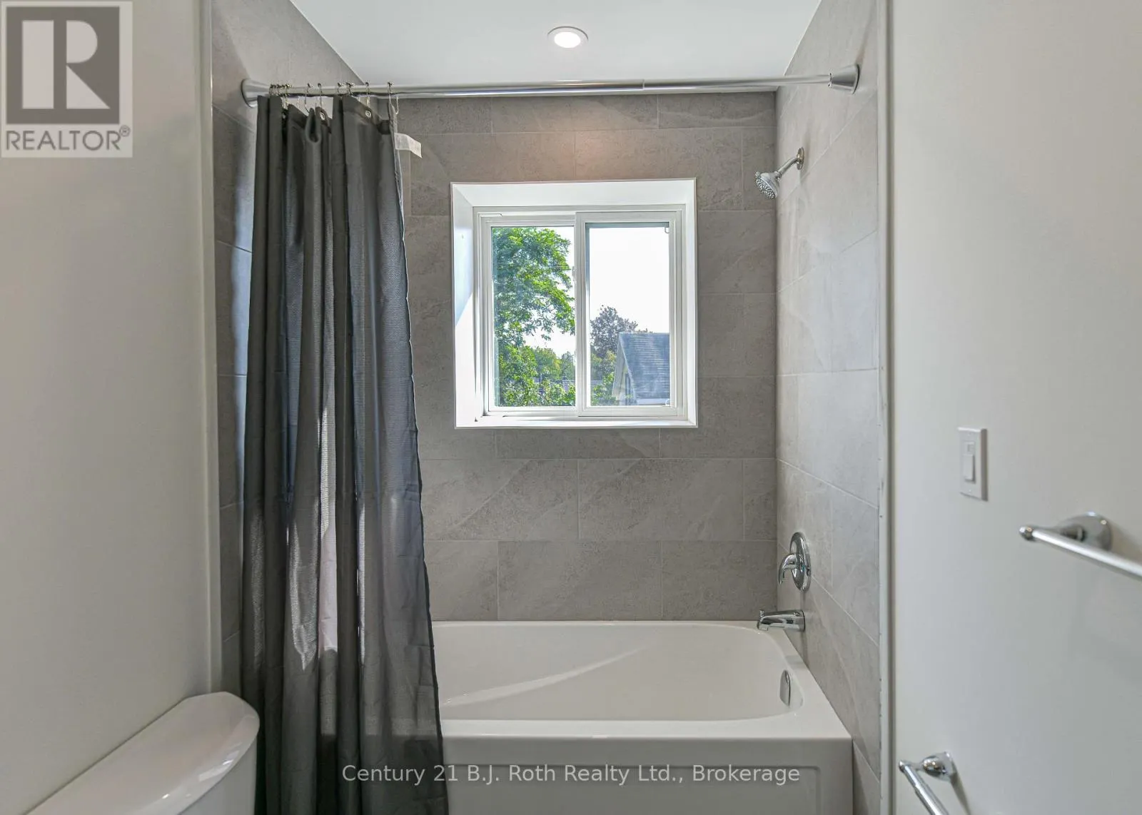 2 (UPPER) - 165 BARRIE ROAD #2 (Upper)