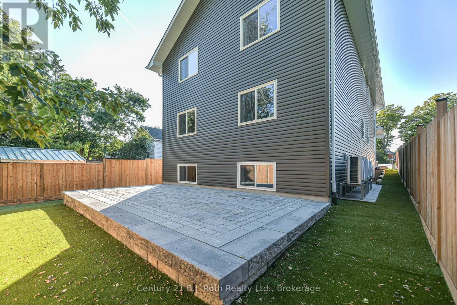 2 (UPPER) - 165 BARRIE ROAD #2 (Upper)