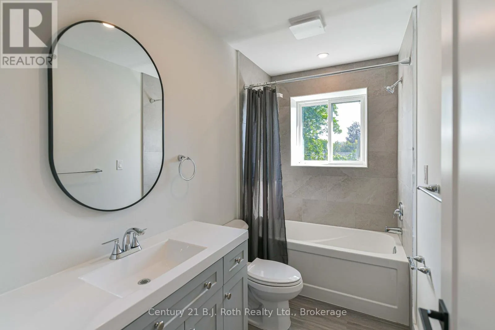 2 (UPPER) - 165 BARRIE ROAD #2 (Upper)