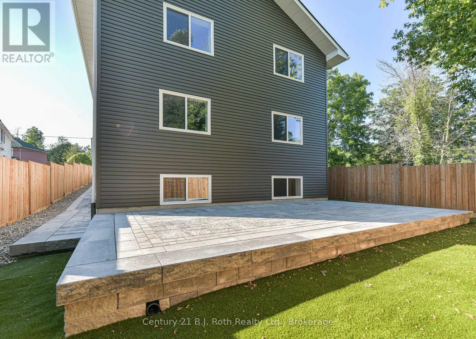 2 (UPPER) - 165 BARRIE ROAD #2 (Upper)
