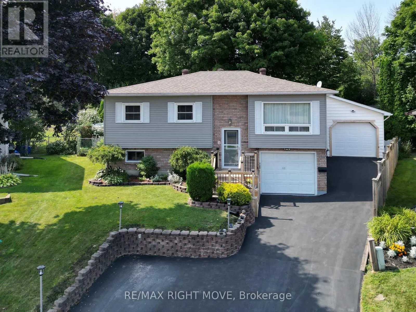 8 GAUDAUR COURT