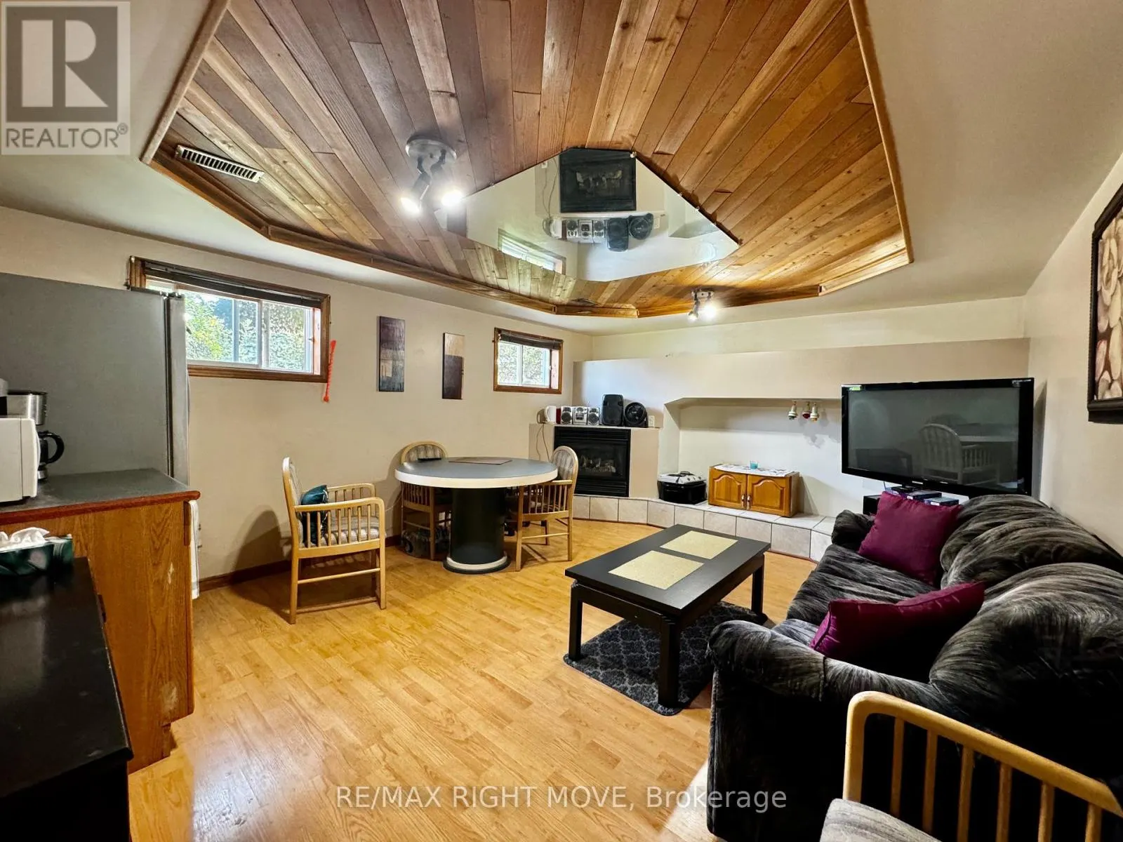 8 GAUDAUR COURT