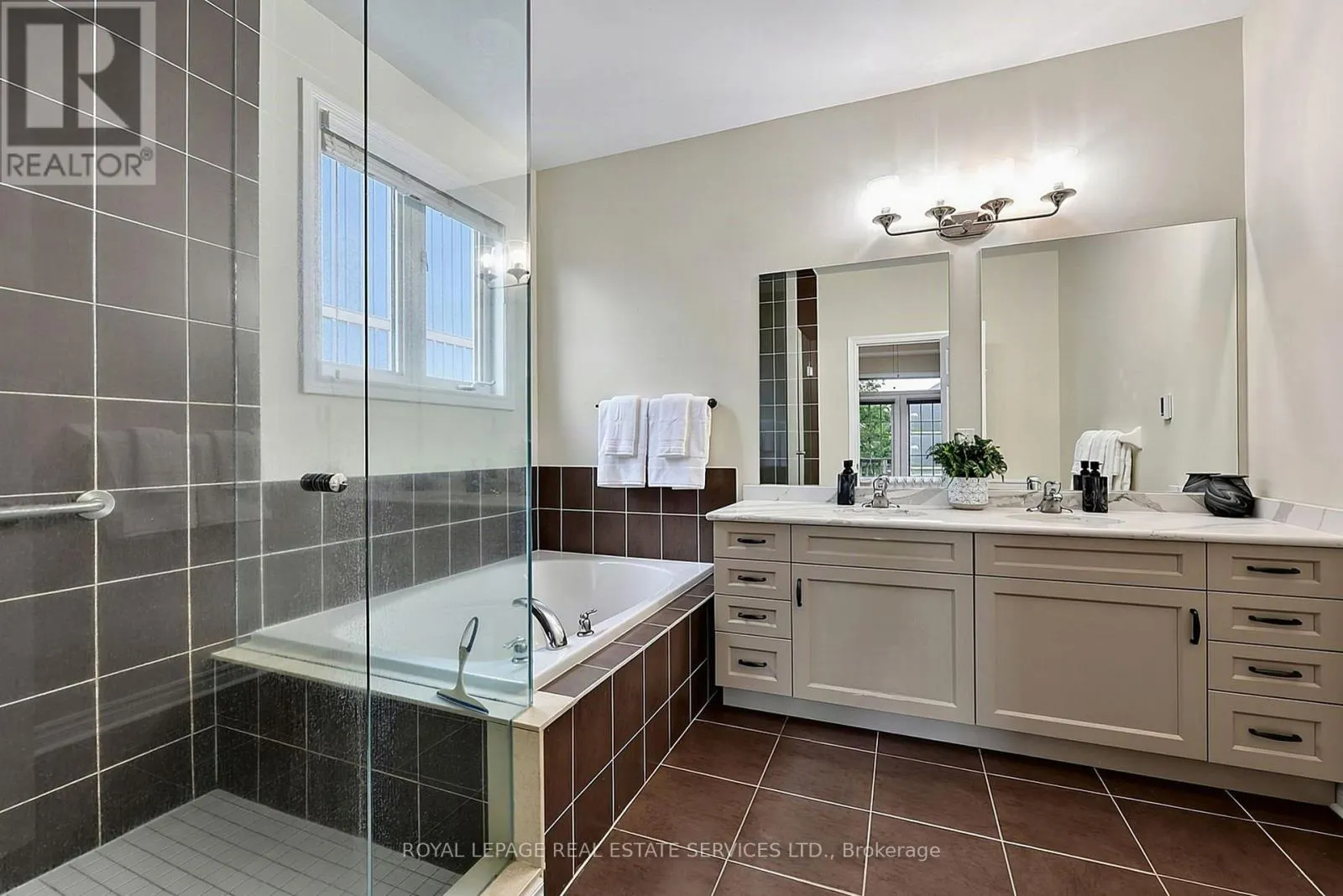 17 LEEWARD CIRCLE