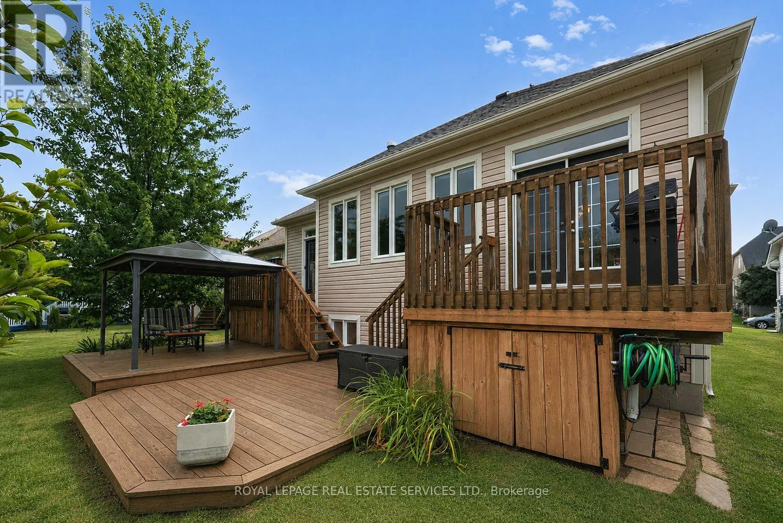 17 LEEWARD CIRCLE