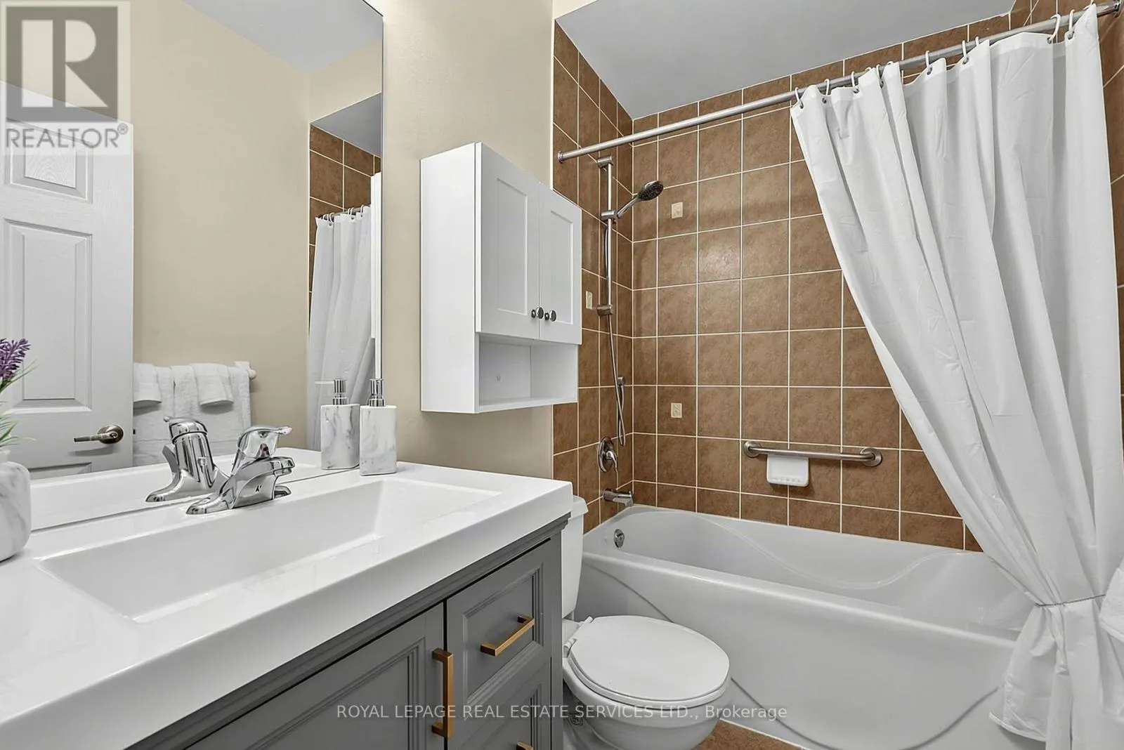 17 LEEWARD CIRCLE